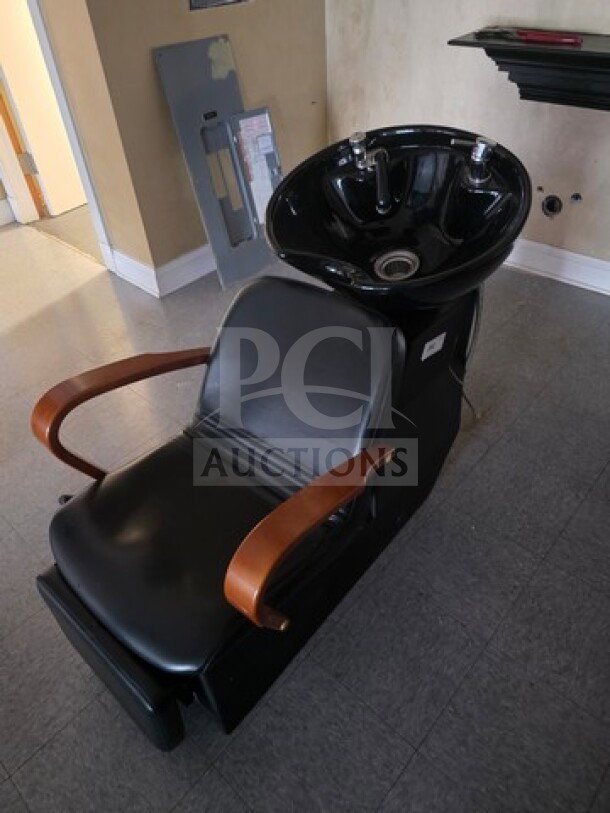 Black shampoo chair backwash unit with wooden armrests, integrated sink, excellent condition. Ideal for salon use.