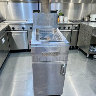 Royal Range stainless steel fryer base/dump station, model ROY-M-FRY-0915, in top-tier condition, fully operational.