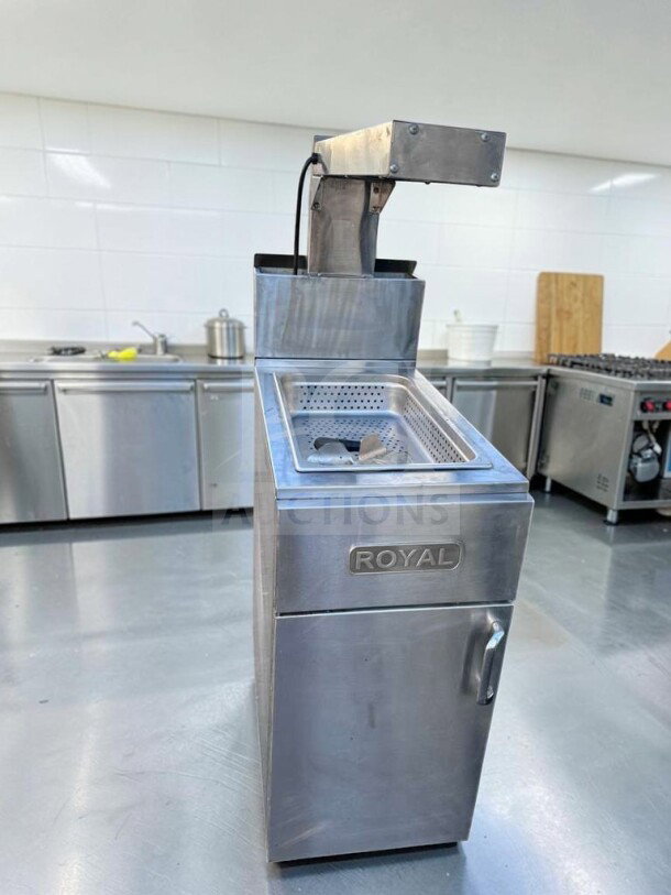 Royal stainless steel commercial fryer base, model ROY-M-FRY-0915, excellent condition, branded "ROYAL."