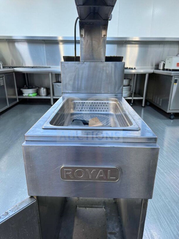 Royal Range stainless steel commercial fryer base, model ROY-M-FRY-0915, in top-tier condition. Fully tested, operational.