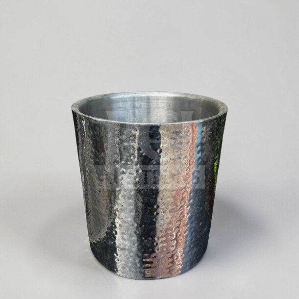 Hammered stainless steel ice bucket, commercial grade, in immaculate condition, ideal for bar service. Model BAR-S-ICE-0663.