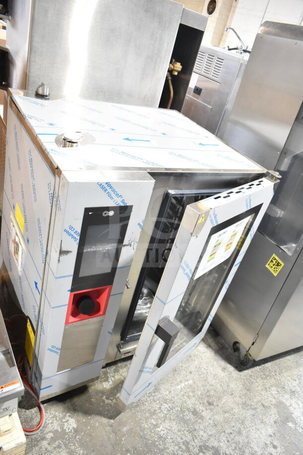 Brand new Blodgett AETE101R stainless steel combi convection oven, 208V, 3 phase, shows scratch and dent, model AETE101R.