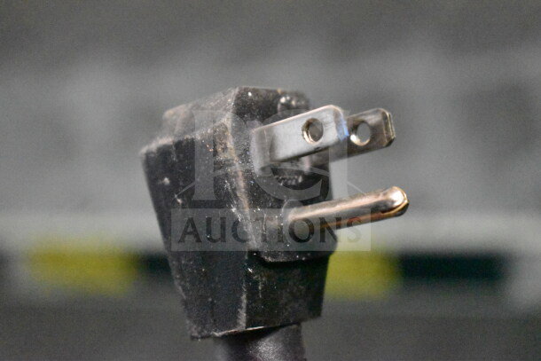 Close-up of a power plug suitable for Turbo Air M3F24-1-N Freezer, 115V, 1 Phase. Appears in used condition.