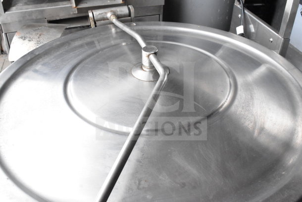 Cleveland KGL-40 steam kettle, 40-gallon capacity, stainless steel lid, commercial kitchen equipment, excellent condition.