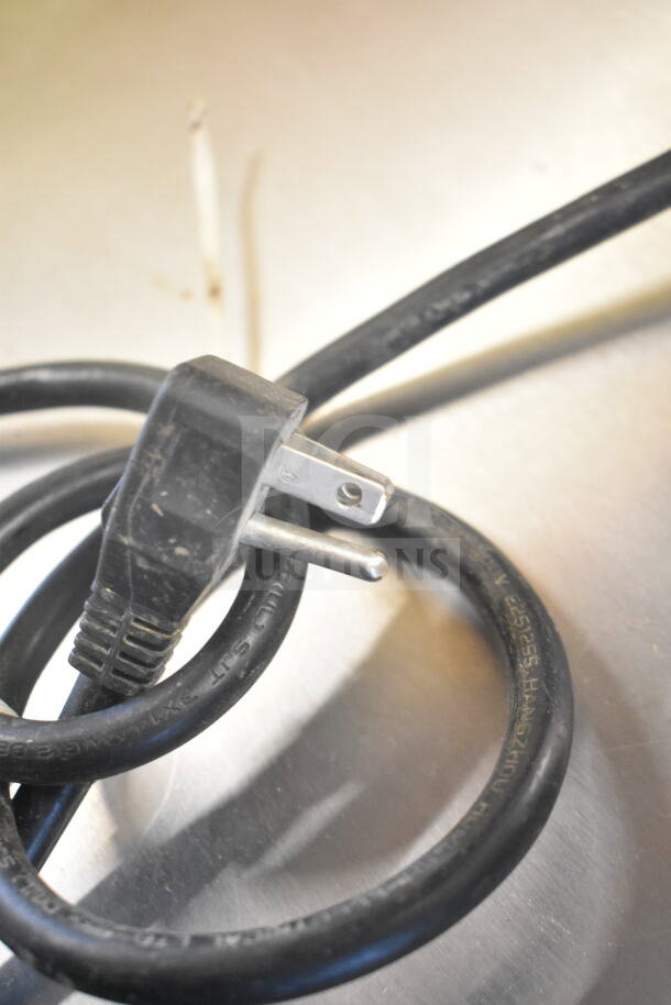 An Arctic Air AMT28R commercial prep table power cord plug, indicating 115 volts compatibility.