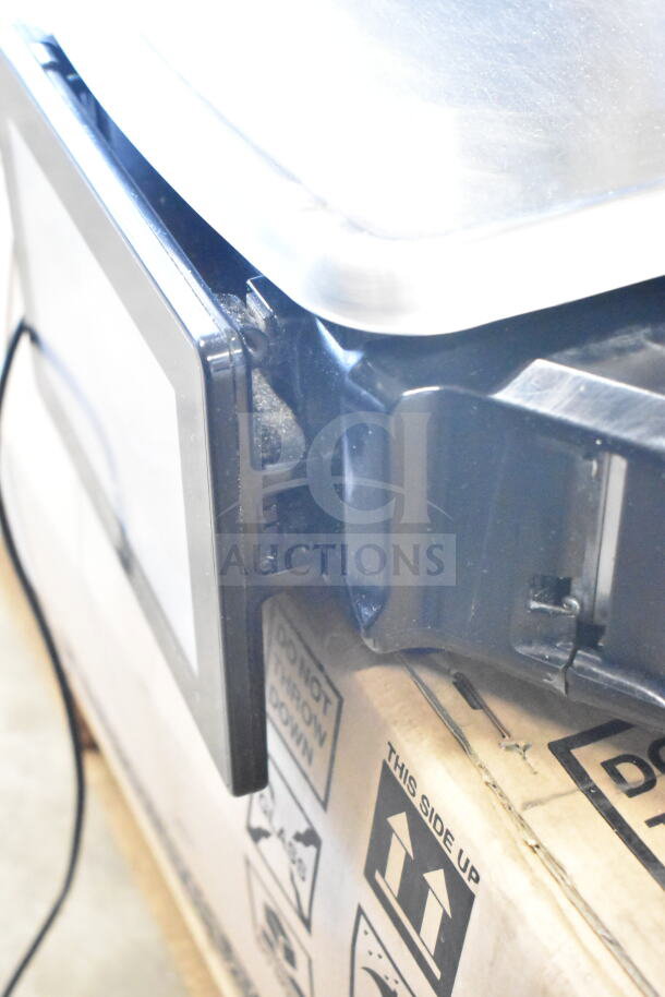 Hobart HTi Commercial Scale with side screen panel missing buttons. 120/208-240V, 1-phase, tested and working condition.