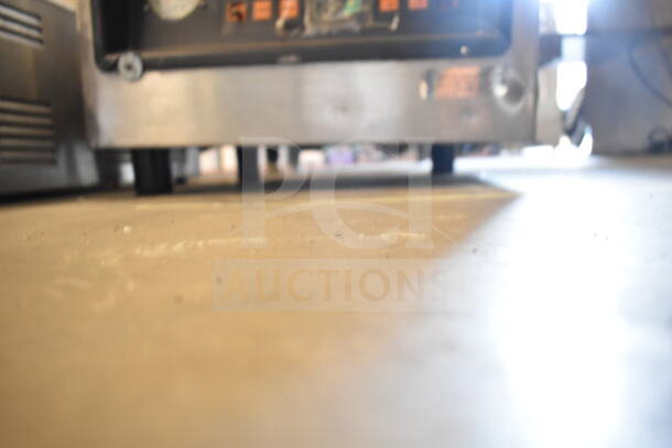 Kingpak KVP 400 Commercial Vacuum Sealer, stainless steel, 110V, 1 Phase, features gauge and control panel.