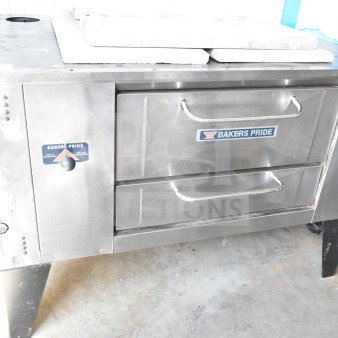 Bakers Pride D125 commercial pizza oven, natural gas, single deck, 125,000 BTU, metal legs, visible branding.