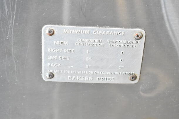 Bakers Pride D125 pizza oven clearance label, indicating minimum distances for combustible and noncombustible installations.
