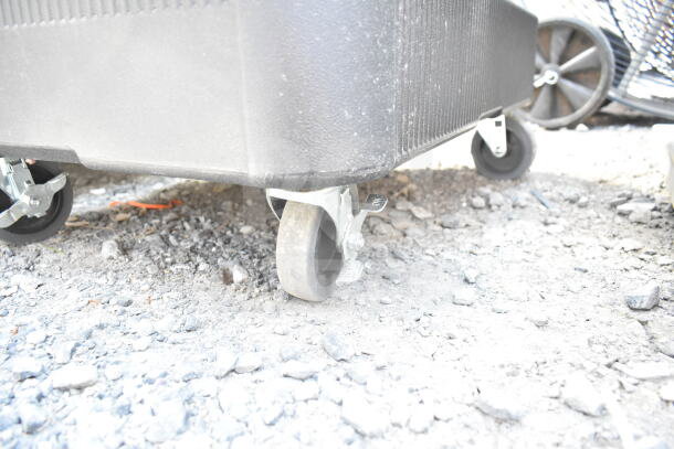 BRAND NEW SCRATCH AND DENT! CaterGator Black front loading insulated food pan carrier, 5 full-size pan capacity, on wheels.