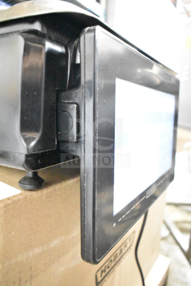2020 Hobart HTi-7LH4W Commercial Scale, screen damage visible. 120/208-240V, 1 Phase, tested working.