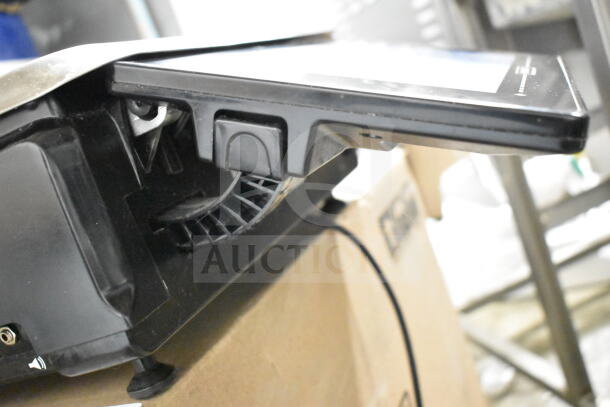 2020 Hobart HTi-7LH4W food portioning scale, visible screen damage, tested and working, 120/208-240V, 1 phase.