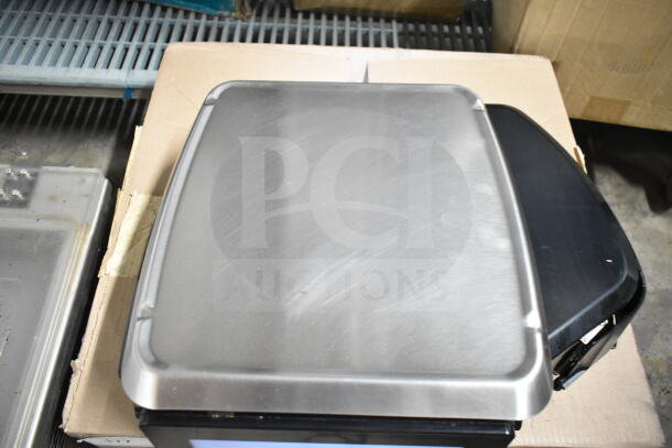 2017 Hobart HTi-7LH26 commercial food scale, stainless steel, noted screen damage. 120/208-240V, tested and working.