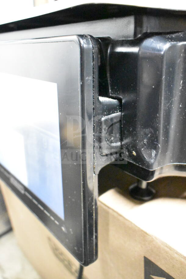 2017 Hobart HTi-7LH26 food portioning scale, screen damage visible, tested and working, 120/208-240V, 1 phase.