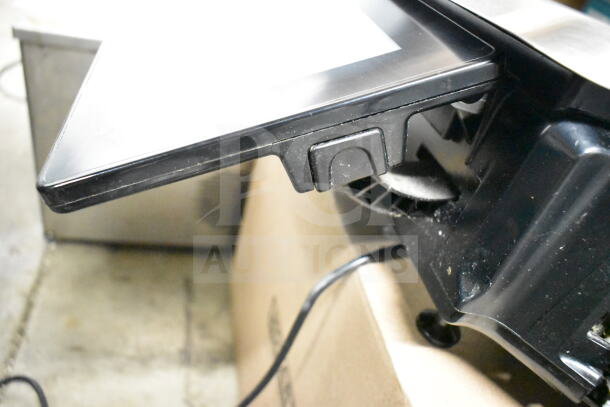 2017 Hobart HTi-7LH26 countertop scale showing edge; 120/208-240V, 1 Phase, screen damage visible. Tested working.