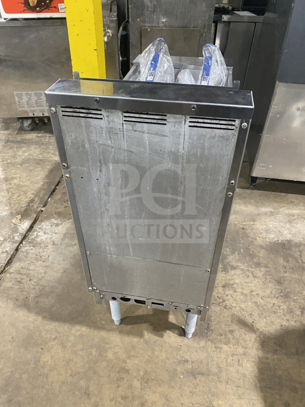 Pitco SE14T commercial deep fat fryer in stainless steel with back splash, basket hanger, and new fry basket; model SN: E10CD008548.