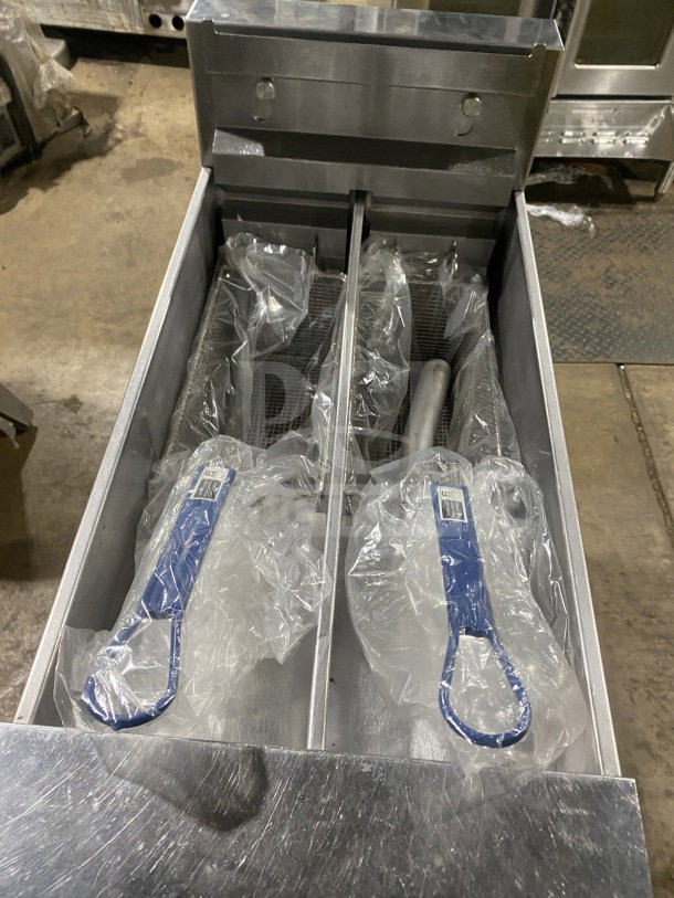 Pitco SE14T commercial stainless steel deep fat fryer with back splash, basket hanger, new fry basket, individual controls.