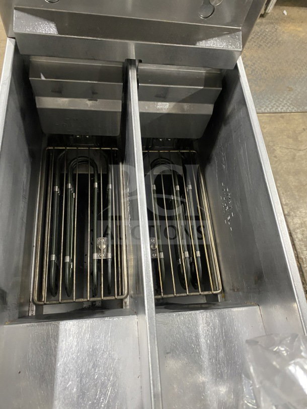 Pitco SE14T stainless steel deep fat fryer with basket hanger, back splash, and individual controls. Includes new fry basket.