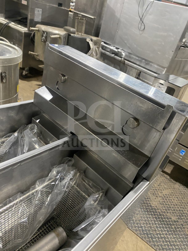 Pitco SE14T commercial stainless steel deep fat fryer with back splash, basket hanger, new fry basket, and individual controls.