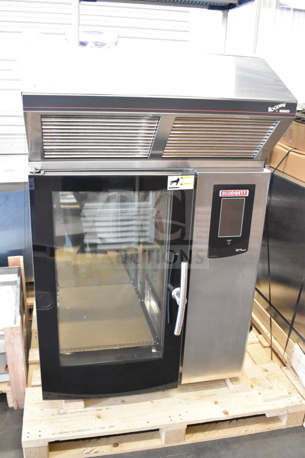 Brand new Blodgett BLCT-101 combi convection oven with hood. Electric, 480V, 3 phase. Minor scratches and dents.