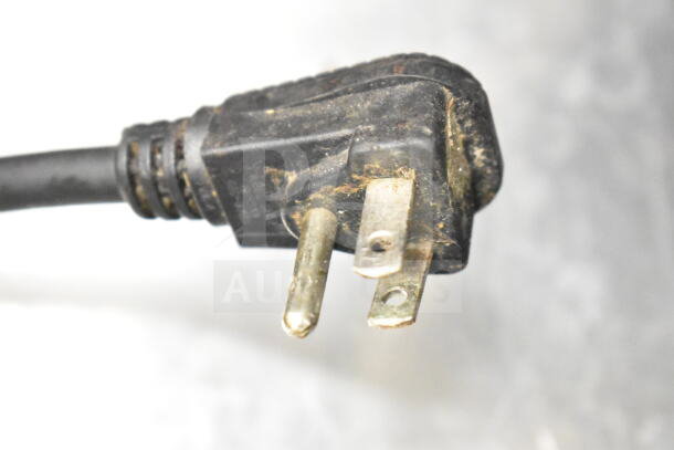 Continental Commercial Chef Base plug, 115V, 1 phase. Standard three-prong connector, minor wear visible.