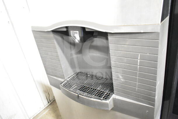 Manitowoc SD0452A ice head on SPA310 dispenser, 115V, 1-phase. Good condition, commercial-grade, stainless steel finish.