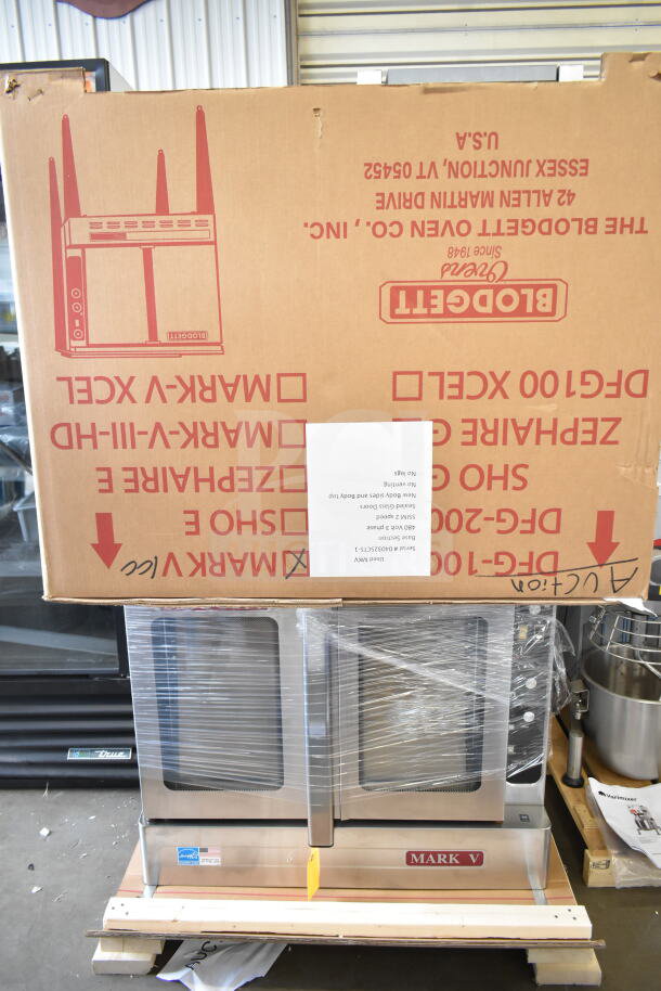 Brand new Blodgett Mark V convection oven with view-through doors and thermostatic controls, noted for scratches and dents.
