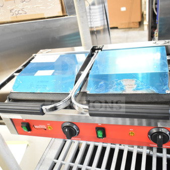 BRAND NEW SCRATCH AND DENT! 2023 Avantco 177PG400S Commercial Dual Panini Sandwich Grill with Smooth Plates and 19 5/8" x 9 1/8" Cooking Surface. 120 Volts, 1 Phase.