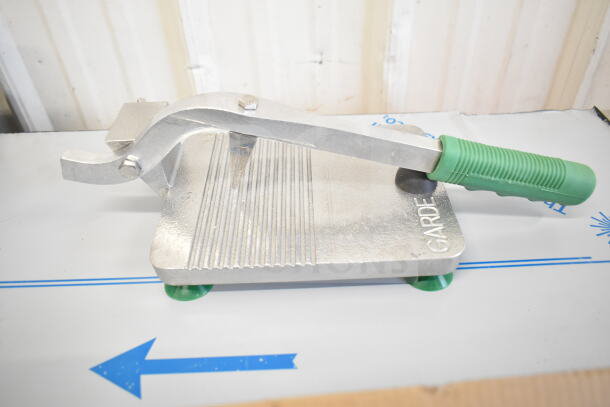 BRAND NEW SCRATCH AND DENT! Garde 181OYSTSHUK Oyster Shucker with green handle, visible minor imperfections.