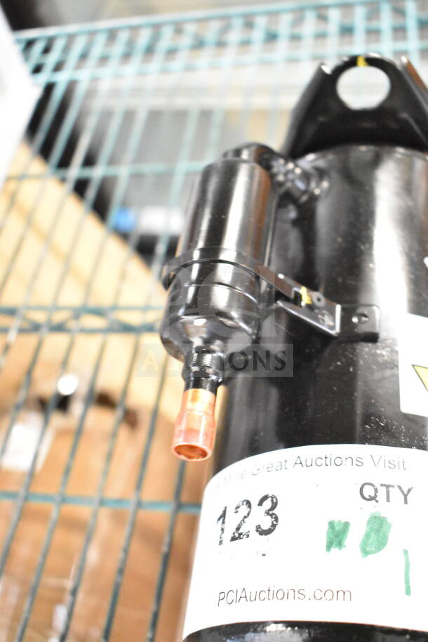 Brand new Highly PSD135XW-H3EUN motor, 115-120V, 1 phase. Minor scratches and dents. Label: Pciauctions.com, Qty 123.