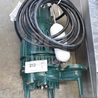Zoeller Flow-Mate Series M161-H High-Head Effluent Pump, 115V, brand new with slight scratches and dents, auction tag visible.