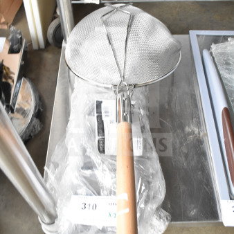 Brand new 407STRNRE14 Choice 13 3/4" stainless steel strainer with wooden handle, scratch and dent condition.