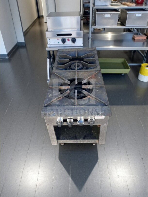 Outstanding condition Commercial 2-Burner Gas Hot Plate Range, heavy-duty cast iron, NSF style, fully tested, model GEN-M-RNG-0284.