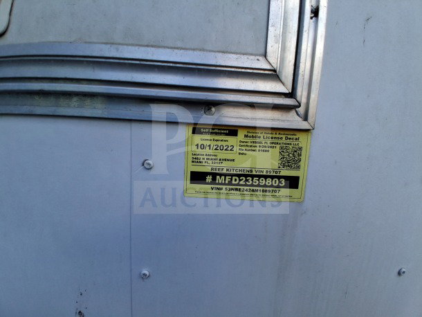 Yellow mobile license decal on the 2019 Diamond Cargo 24' mobile kitchen. VIN: 53NBE2424M1089707. License expired 10/2022.
