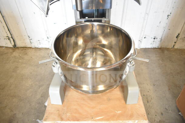 Brand new Globe SP40 Commercial 40 Qt. Planetary Mixer with bowl, guard, dough hook, whisk; 208V, 3-phase. Scratch and dent.