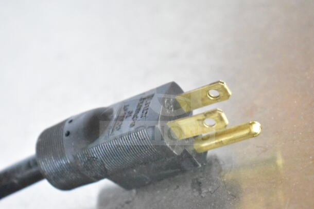 Power plug from 2019 Blodgett BLCT-101/CPE 1.10 commercial convection oven, 208V, 3-phase. Scratch and dent condition.