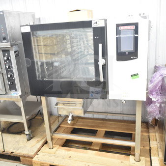 Brand new 2018 Blodgett BLCT62EFS/CPE2.06 electric combi convection oven, 208V 3-phase, scratch and dent condition.