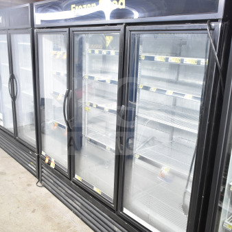 2020 True GDM-72F-HC Commercial 3 Door Reach-In Freezer Merchandiser, glass doors, shelving, good condition.