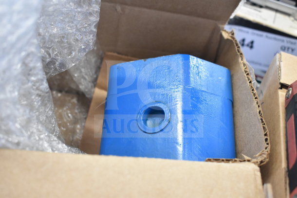 4-item auction lot including Fryclone Oil Pump 259POFM728L, EVX234N5FXXXX01 Panel, tool in a hard case, new condition.