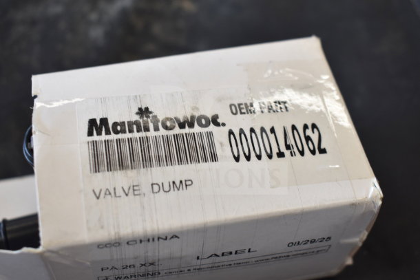 Manitowoc 000014062 water dump valve label on box, OEM part, valve dump, barcode visible.