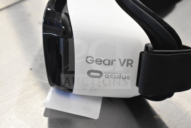 Samsung SM-R322 Gear VR Oculus headset, white, with original branding. Slight wear visible, adjustable straps intact.
