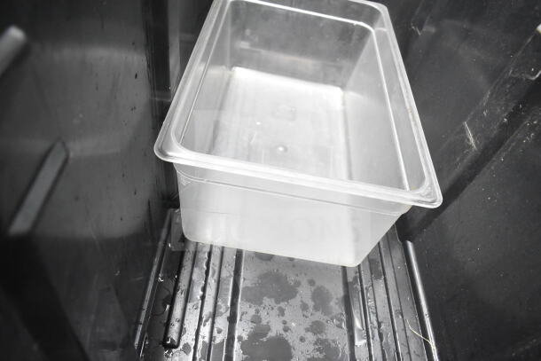 Lot of various kitchen items, featuring a clear plastic container in good condition, part of a diverse auction bundle.
