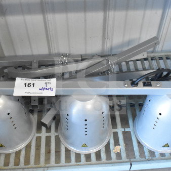 BRAND NEW SCRATCH AND DENT Avantco 3 Head Warming Lamp, silver with visible switch on rail, includes parts.