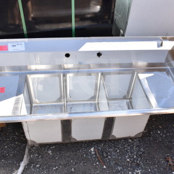 BRAND NEW Steelton 522CS31014LR Commercial 3 Bay Sink with dual drain boards. Scratch and dent, no legs included.