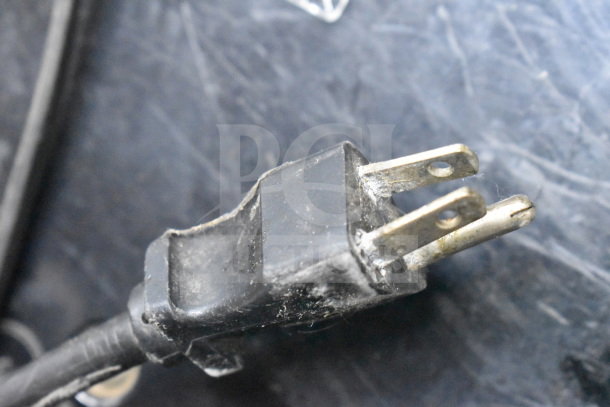 Close-up of a power plug for Bunn Ultra 2 Slushie Machine. 120 volts, 1 phase power. Machine is tested and working.