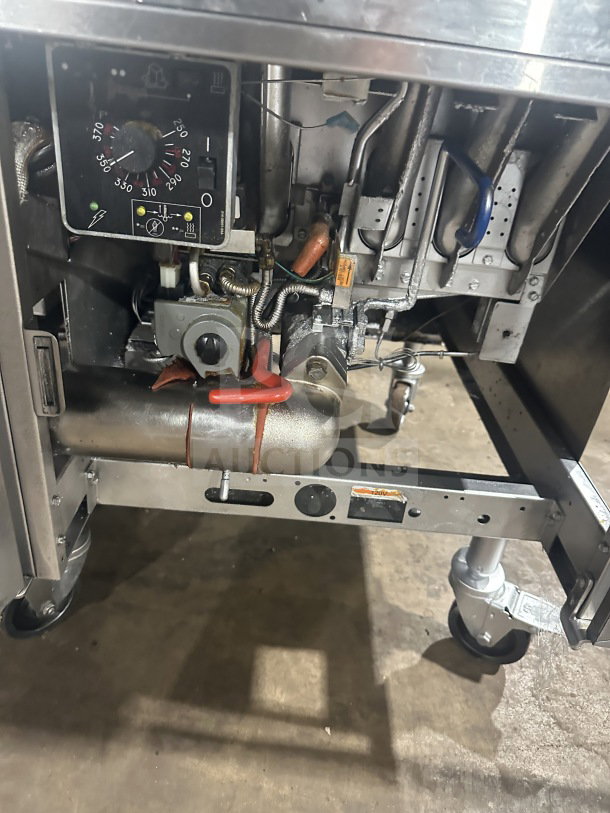 Pitco Solstice Supreme SSH75 commercial stainless steel gas fryer. Triple bay, casters, backsplash, 115V, interior view.