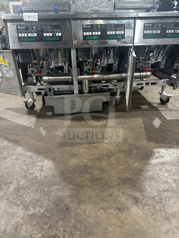 Pitco Solstice Supreme Series triple bay deep fat fryer, stainless steel, model SSH75, natural gas, on casters, 115V.