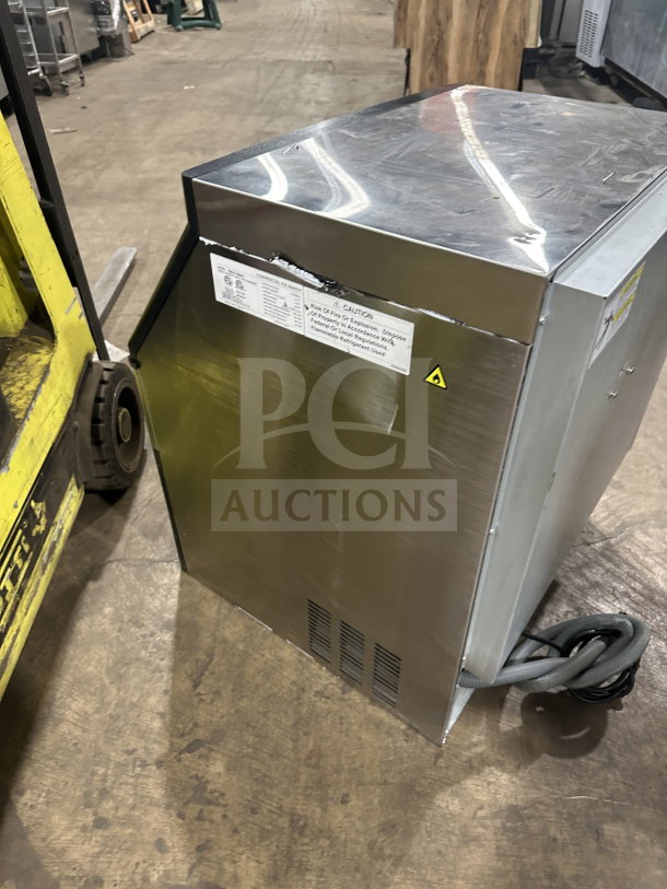 Avantco commercial stainless steel ice machine, model 194UC160HA, electric powered, air-cooled, on legs, serial 194UC160HA-20100028.