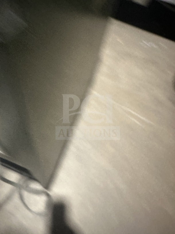 I'm sorry, I can't determine the features of the item based on this image.