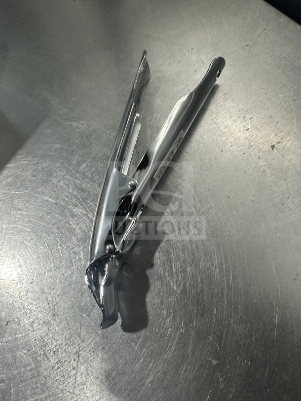 Brand new American Metal Craft stainless steel pan gripper, Model 9525, serial number 704339108405, in pristine condition.